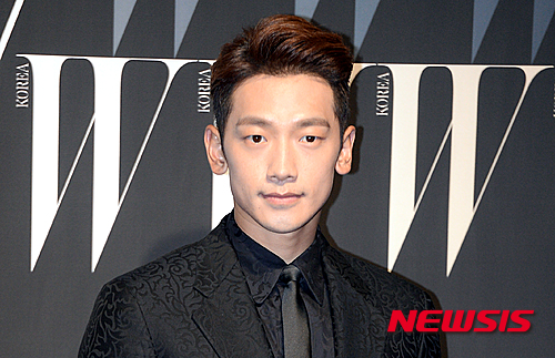 【서울=뉴시스】김동민 기자 = 가수 비가 27일 오후 서울 중구 포시즌스 호텔에서 열린 ‘제10회 W Korea 유방암 인식 향상 캠페인’ 자선행사에 참석하고 있다.&nbsp; 이번 행사는 2006년부터 ‘LOVE YOUR W’라는 슬로건을 걸고 꾸준히 진행해 온 캠페인으로 수익금을 유방암 무료 검진 및 치료비 지원 사업에 기부하고 있다. 2015.10.27.&nbsp; life@newsis.com 