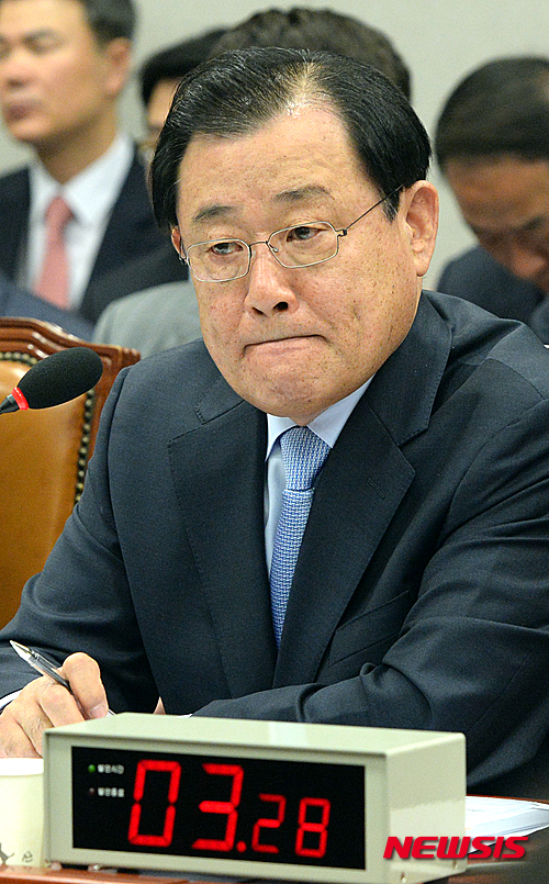【서울=뉴시스】조수정 기자 = 28일 오전 서울 여의도 국회에서 열린 운영위원회의 대통령비서실 및 국가안보실, 경호실, 국회, 국가인권위 2016년도 예산안 등을 안건으로 한 전체회의에서 이병기 대통령 비서실장이 질의에 답변하던 중 입술을 깨물고 있다. 2015.10.28. chocrystal@newsis.com