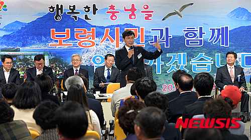 【홍성·예산=뉴시스】안희정 충남지사가 28일 보령시를 방문, 김동일 시장을 비롯한 지역 기관장과의 간담회를 갖고 있다. (사진=충남도 제공)