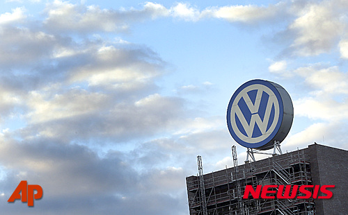 【볼프스부르크=AP/뉴시스】지난 9월26일 독일 볼프스부르크이 폭스바겐 공장 건물 위에 폭스바겐의 대형 로고가 보이고 있다. 미 환경보호청(EPA)은 2일 4기통 디젤 엔진에만 배가가스 검출 결과를 조작하는 소프트웨어가 장착됐다는 폭스바겐의 주장과 달리 6기통 디젤 엔진 차량들에도 조작 소프트웨어가 장착됐음을 새로 적발했다고 발표했다. 2015.11.3