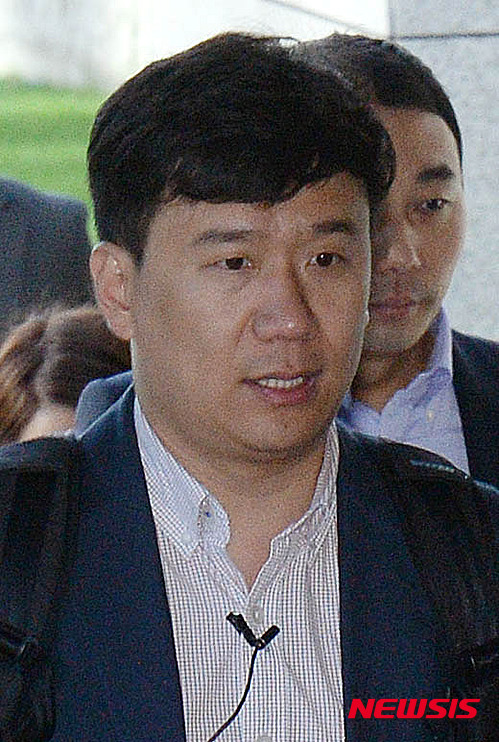 【서울=뉴시스】박문호 기자 = 국가보안법 위반 혐의 등으로 기소된 유우성 씨가 29일 오전 서울 서초대로 대법원에서 열리는 '서울시 공무원 간첩사건 대법 선고'에 참석하기 위해 법정으로 향하고 있다. 유 씨는 2004년 탈북해 서울시 공무원으로 근무하던 중 국내 체류 중인 북한이탈주민의 정보를 북측에 넘겼다는 의혹으로 간첩 혐의를 받고 있다. 앞서 1·2심 재판부는 유씨의 국가보안법상 간첩 및 회합·통신, 특수잠입·탈출 혐의 등은 무죄로 판단했다. 다만 북한이탈주민 보호 및 정착지원법과 여권법 위반, 사기 혐의 등은 유죄로 인정해 징역 1년에 집행유예 2년을 선고했다. 또 2565만원을 추징할 것을 명령했다. 2015.10.29. go2@newsis.com