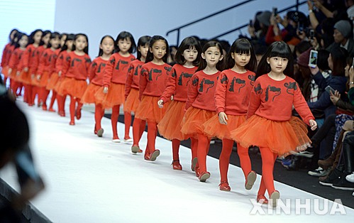 【베이징=신화/뉴시스】중국이 35년간 산아 제한을 위해 유지해온 1가구 한 자녀 정책을 폐기하고 모든 부부에게 자녀 2명을 낳는 것을 허용하는 전면적 1가구 두 자녀 정책을 도입하기로 하면서 중국 인구학자는 연 250만명의 신생아가 출생할 것으로 추정했다.시진핑(習近平) 중국 국가주석이 이끄는 중국 지도부는 26일부터 29일까지 베이징에서 열린 공산당 제18기 중앙위원회 제5차 전체회의(五中全會)에서 인구의 균형 발전을 촉진하고 발전 전략을 개선하기 위해 1가구 2자녀 정책을 전면적으로 시행하기로 결정했다고 중국 관영 신화통신이 전했다. 29일 베이징에서 패션쇼가 열린 가운데 어린이 모델들이 런웨이 걷고 있다. 2015.10.30