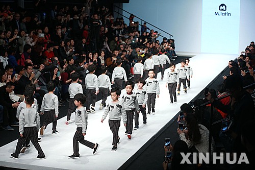 【베이징=AP/뉴시스】중국이 35년간 산아 제한을 위해 유지해온 1가구 한 자녀 정책을 폐기하고 모든 부부에게 자녀 2명을 낳는 것을 허용하는 전면적 1가구 두 자녀 정책을 도입하기로 하면서 중국 인구학자는 연 250만명의 신생아가 출생할 것으로 추정했다.시진핑(習近平) 중국 국가주석이 이끄는 중국 지도부는 26일부터 29일까지 베이징에서 열린 공산당 제18기 중앙위원회 제5차 전체회의(五中全會)에서 인구의 균형 발전을 촉진하고 발전 전략을 개선하기 위해 1가구 2자녀 정책을 전면적으로 시행하기로 결정했다고 중국 관영 신화통신이 전했다. 29일 베이징에서 패션쇼가 열린 가운데 어린이 모델들이 런웨이 걷고 있다. 2015.10.30