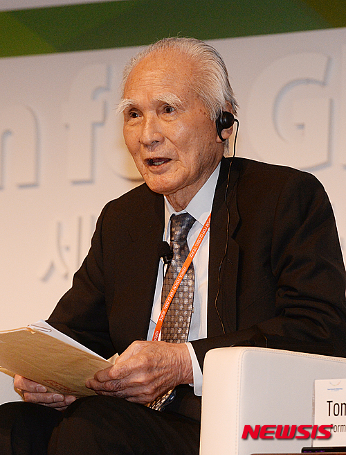 【서울=뉴시스】 장세영 기자 =무라야마 도미이치 일본 전 총리가 29일 오전 서울 중구 신라호텔에서 열린 2015 세계평화회의에 참석해 발언을 하고 있다.&nbsp; 통일부와 통일준비위원회, 광복 70년 기념사업추진위원회 공동주최로 열린 이 회의에서 참석자들은 논의 결과를 바탕으로 라운드테이블에서 총의를 모아 '2015 세계평화를 위한 서울 구상'을 발표할 예정이다. 2015.10.29. photothink@newsis.com 