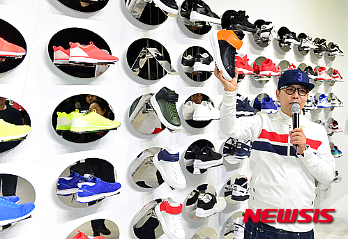 【서울=뉴시스】 배훈식 기자 = 정구호 휠라코리아 부사장이 29일 오전 서울 강서구 한일물류센터에서 열린 브랜드 리뉴얼 프리젠테이션에서 휠라의 새로운 브랜드 컨셉을 선보이고 있다. 휠라코리아는 제품부터 매장까지 새로운 콘셉트로 리뉴얼해 오는 2020년까지 매출 8000억원을 달성할 계획이다. 2015.10.29. dahora83@newsis.com