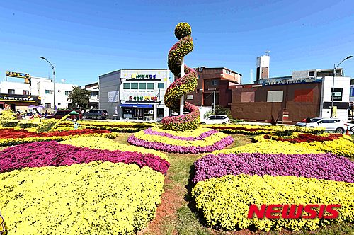 【장성=뉴시스】이창우 기자 = 29일 전남 장성군에 따르면 지난 28일 대전 토지주택연구원 대강당에서 열린 '제1회 지역정책 우수사례(Best Practice) 경진대회'서 '향기 나는 옐로우시티 창조사업'을 발표해 우수상을 수상했다. 사진은 장성군이 펼치고 있는 독창적인 '색 마케팅' 옐로우시티(Yellow-City) 공간 조성으로 탄생한 사계절 향기 나는 도심 꽃동산. 2015.10.29 (사진=장성군 제공)  lcw@newsis.com  