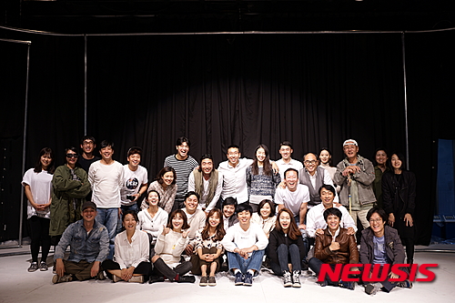 【서울=뉴시스】극단 차이무 단원들