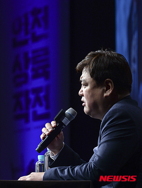 【서울=뉴시스】최진석 기자 = 30일 오전 서울 중구 웨스틴 조선 호텔에서 열린 영화 '인천상륙작전' 제작발표회에 참석한 정태원 대표가 취재진의 질문에 답하고 있다. 2015.10.30.&nbsp; myjs@newsis.com