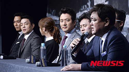 【서울=뉴시스】최진석 기자 = 30일 오전 서울 중구 웨스틴 조선 호텔에서 열린 영화 '인천상륙작전' 제작발표회에 참석한 정태원(오른쪽) 대표가 취재진의 질문에 답하고 있다. 2015.10.30.&nbsp; myjs@newsis.com