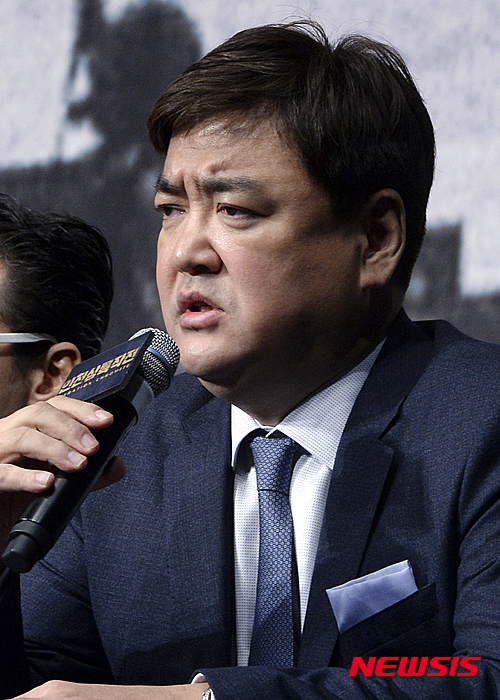 【서울=뉴시스】최진석 기자 = 30일 오전 서울 중구 웨스틴 조선 호텔에서 열린 영화 '인천상륙작전' 제작발표회에 참석한 정태원 대표가 취재진의 질문에 답하고 있다. 2015.10.30.&nbsp; myjs@newsis.com