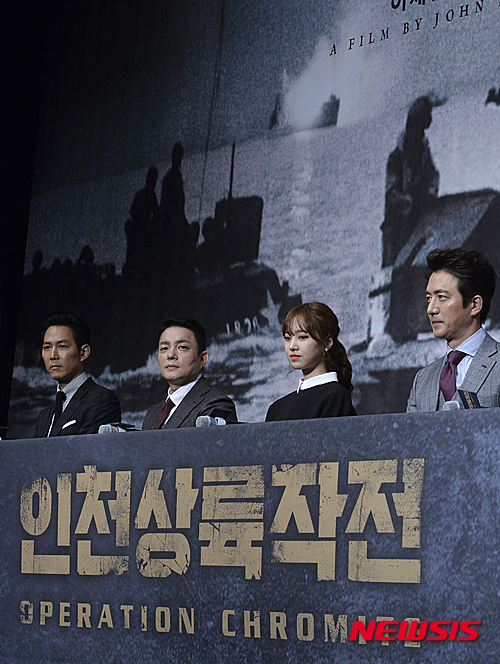 【서울=뉴시스】최진석 기자 = 30일 오전 서울 중구 웨스틴 조선 호텔에서 열린 영화 '인천상륙작전' 제작발표회에 참석한 배우 이정재와 이범수, 진세연, 정준호가 취재진의 질문을 듣고 있다. 2015.10.30.&nbsp; myjs@newsis.com