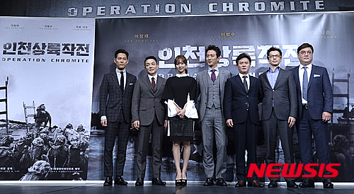 【서울=뉴시스】최진석 기자 = 30일 오전 서울 중구 웨스틴 조선 호텔에서 열린 영화 '인천상륙작전' 제작발표회에 참석한 정태원 대표를 비롯한 출연진이 포즈를 취하고 있다. 왼쪽부터 배우 이정재, 이범수, 진세연, 정준호, 김병옥, 이재한 감독, 정태원 대표. 2015.10.30. myjs@newsis.com