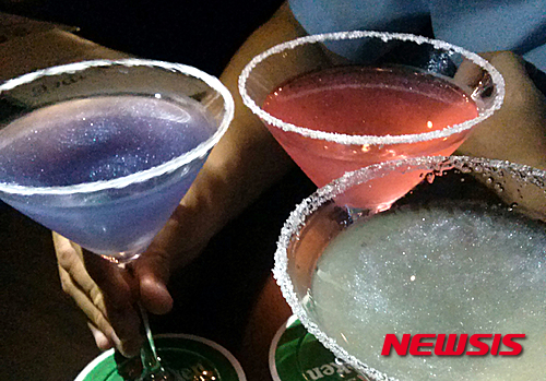 【서울=뉴시스】서울서부지방검찰청 부정식품사범 정부합동수사단(이철희 검사)은 30일 식품의약품안전처와 합동으로 국내에서 식용으로 사용할 수 없는 화학적 합성품이 함유된 '우주술'을 무등록으로 제조·유통한 제조업자 2명과 판매업자 10명을 식품위생법 위반 혐의로 불구속 기소했다고 밝혔다.&nbsp;&nbsp; 우주술은 보드카 등 여러 종류의 술에 반짝이 성분 등을 혼합해 제조한 알콜 약 20도의 술이다. 다양한 색상의 술 안에 반짝이 분말이 떠다니는 모습이 마치 우주 은하수와 비슷해 최근 젊은층 사이에서 큰 인기를 모으고 있다. 사진은 우주술 모습. 2015.10.30. (사진=서울서부지검 제공)&nbsp;&nbsp; photo@newsis.com 