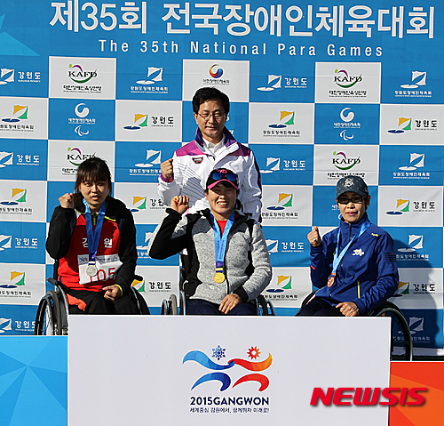 【강릉=뉴시스】김경목 기자 = 제35회 전국장애인체육대회 셋째 날인 30일 최명희 강원 강릉시장이 강릉종운동장에서 열린 육상 필드 여자포환던지기 F54 F55(3㎏) 종목 시상식에서 전미석(인천·금메달)·조애리(강원·은메달)·장정옥(경기·동메달) 선수와 기념사진을 촬영하고 있다. 2015.10.30. (사진=강릉시청 제공)&nbsp; photo31@newsis.com