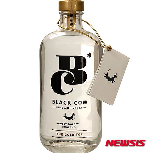 【서울=뉴시스】영국 푸드스토어 막스앤스펜서에서 선보인 우유로 만든 보드카인 '블랙카우 보드카'.(사진출처: 미러)&nbsp;&nbsp; 