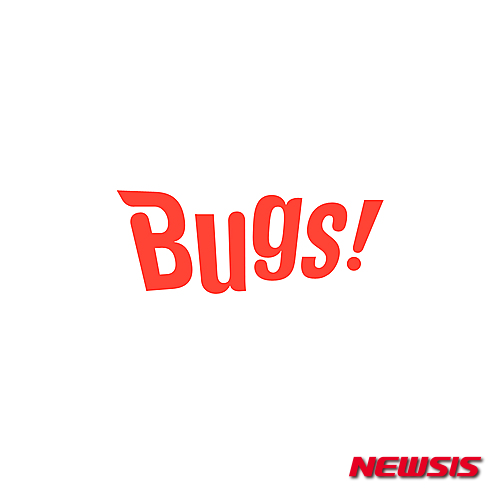 【서울=뉴시스】이재훈 기자 = 음원사이트의 실시간 차트를 왜곡하는 원흉으로 손꼽히고 있는 '추천곡 제도' 개선에 업계의 동참이 이어지고 있다.&nbsp; 5대 음원사이트 중 하나인 벅스(대표 양주일)는 30일 "음악포털 벅스의 추천곡 제도를 전면 재검토하고, 개선책을 마련할 계획"이라고 밝혔다.&nbsp; 최근 음원사이트 실시간 차트의 공정성을 확보하기 위해서는 기본적으로 추천곡 제도를 폐지해야 한다는 의견이 모아지고 있다.&nbsp;&nbsp; 김민용 경희대 교수는 한국음악레이블산업협회(LIAK)가 이달 13일 연 '디지털 음악산업 발전 세미나'에서 발표한 '음악서비스 추천곡 제도 연구'에서 멜론·벅스·소리바다·엠넷닷컴·올레지니 등 5대 음원사이트를 실증 분석한 결과 "추천은 낙하산과 특혜의 동의어"라고 지적하기도 했다.&nbsp; 벅스는 "공정하고 투명한 추천곡 서비스를 위해 제도를 개선, 보완하기로 했다. 올해 안에 개선책을 확정하고 서비스 적용까지 마무리 짓는다는 방침"이라고 알렸다.&nbsp; 앞서 음악사이트 엠넷을 서비스하는 CJ E&M 음악사업부문 안석준 대표도 "음악 업계의 병폐에 대한 해결책의 하나로 음원 차트에 막대한 영향력을 발휘했던 '끼워팔기형' 추천 서비스를 폐지한다"고 밝힌 바 있다. 엠넷은 11월부터 인기차트에서 추천곡을 뺀다.&nbsp; 업계는 추천서비스 삭제를 시작으로 음원 사재기를 유발하는 실시간 차트를 개선하는 방안도 검토 중이다.&nbsp; realpaper7@newsis.com 