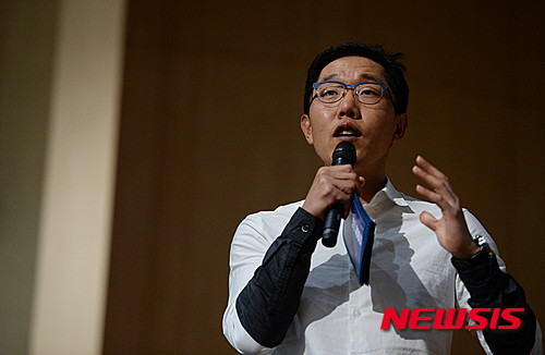 【서울=뉴시스】박문호 기자 = 방송인 김제동이 30일 오후 서울 동대문구 이문로 한국외국어대학교 오바마홀에서 청년 일자리 문제 해결방안 모색을 주제로 열린 토크쇼 '신나는 잡담(Job談)'에서 진행을 하고 있다.&nbsp; 안철수 전 대표와 박원순 시장이 함께하는 '신나는 잡담'은 31일 오후 8시에도 계속된다. 2015.10.30.&nbsp; go2@newsis.com