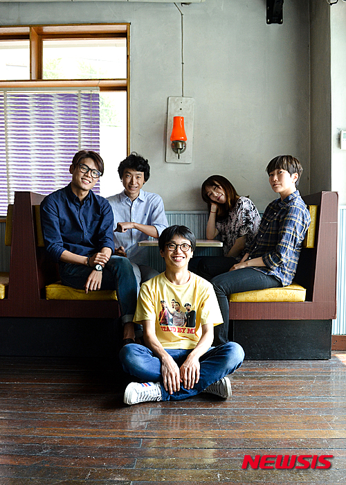 【서울=뉴시스】이재훈 기자 = 전자양은 '소음의 왕' 발매 기념으로 11월8일 서울 홍대앞 클럽 '타'에서 단독 공연을 연다. 앨범 타이틀처럼 자신들의 특기인 정신 없이 휘몰아치는 사운드를 들려주며 5인 밴드 체제로 나섰음을 선언한다.&nbsp; realpaper7@newsis.com 