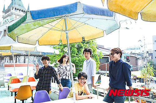 【서울=뉴시스】이재훈 기자 = 전자양은 '소음의 왕' 발매 기념으로 11월8일 서울 홍대앞 클럽 '타'에서 단독 공연을 연다. 앨범 타이틀처럼 자신들의 특기인 정신 없이 휘몰아치는 사운드를 들려주며 5인 밴드 체제로 나섰음을 선언한다.&nbsp; realpaper7@newsis.com 