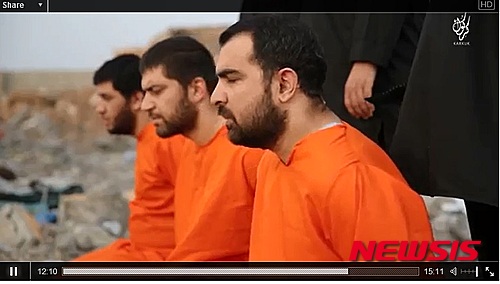 【서울=뉴시스】이라크에서 미군과 쿠르드군의 기습을 받은 이슬람 수니파 무장단체 '이슬람국가'(IS)가 쿠르드군 4명과 인질 3명에 대해 보복 처형에 나선 동영상. CNN은 30일(현지시간) IS가 제작한 것으로 추정되는 15분짜리 참수 동영상이 온라인에 유포됐다며 복면을 쓴 남성이 주황색 죄수복을 입은 쿠르드군 포로 4명을 처형하기 전 영국식 영어로 버락 오바마 미국 대통령에게 경고했다고 보도햇다. 2015.10.31 (사진 출처: 동영상 공유사이트 해비닷컴) 