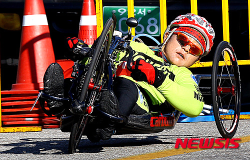 【양양=뉴시스】 제35회 전국장애인체대회 넷째 날인 31일 강원 양양군 도로에서 열린 사이클 여자 개인도로 60㎞ H4 경기에 출전한 이도연(인천) 선수가 반환점을 돌고 있다. 2015.10.31. (사진=대한장애인체육회 제공)&nbsp; photo@newsis.com