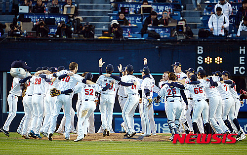 【서울=뉴시스】최동준 기자 = 31일 오후 서울 송파구 잠실야구장에서 열린 '2015KBO 리그' 한국시리즈 두산 베어스와 삼성 라이온즈의 5차전 경기, 13:2로 승리하며 우승을 차지한 두산 선수들이 기뻐하고 있다. 2015.10.31.&nbsp; photocdj@newsis.com