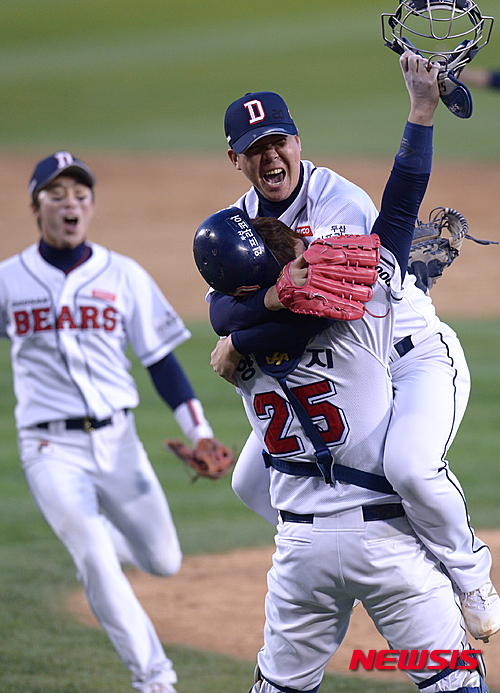 【서울=뉴시스】 장세영 기자 = 31일 오후 서울 잠실구장에서 열린 '2015 타이어뱅크 KBO리그' 한국시리즈 5차전 삼성 라이온즈와 두산 베어스의 경기, 우승한 두산 이현승과 양의지가 포옹을 하고 있다. 2015.10.31. photothink@newsis.com 