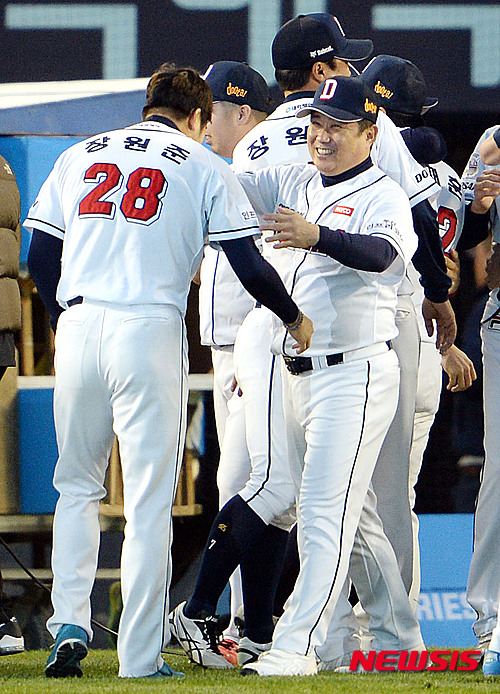 【서울=뉴시스】최동준 기자 = 31일 오후 서울 송파구 잠실야구장에서 열린 '2015KBO 리그' 한국시리즈 두산 베어스와 삼성 라이온즈의 5차전 경기, 13:2로 승리하며 우승을 차지한 두산 김태형 감독이 선수들을 격려하고 있다. 2015.10.31. photocdj@newsis.com
