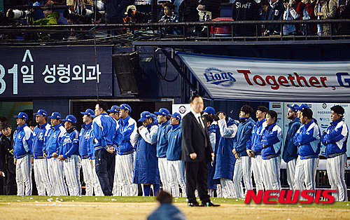 【서울=뉴시스】최동준 기자 = 31일 오후 서울 송파구 잠실야구장에서 열린 '2015KBO 리그' 한국시리즈 두산 베어스와 삼성 라이온즈의 5차전 경기, 13:2로 패하며 준우승을 차지한 삼성 선수들이 시상식을 지켜보고 있다. 2015.10.31. photocdj@newsis.com