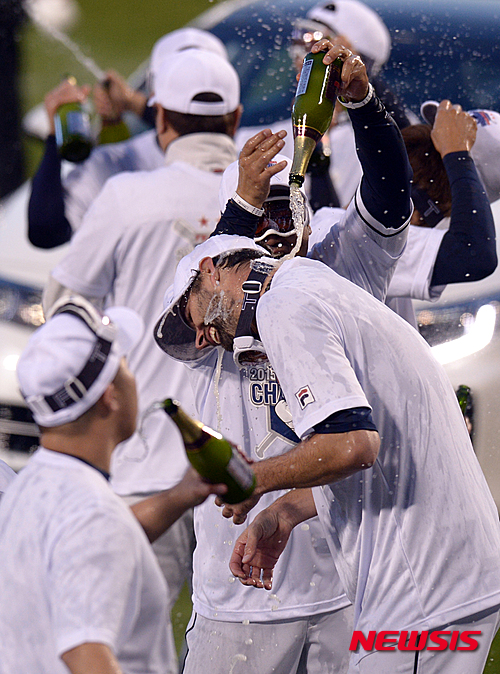 【서울=뉴시스】 장세영 기자 = 31일 오후 서울 잠실구장에서 열린 '2015 타이어뱅크 KBO리그' 한국시리즈 5차전 삼성 라이온즈와 두산 베어스의 경기, 우승을 거둔 두산 니퍼트가 삼페인을 뒤집어 쓰고 있다. 2015.10.31.&nbsp; photothink@newsis.com 
