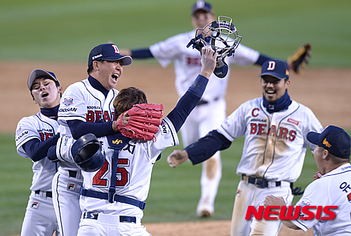 【서울=뉴시스】 장세영 기자 = 31일 오후 서울 잠실구장에서 열린 '2015 타이어뱅크 KBO리그' 한국시리즈 5차전 삼성 라이온즈와 두산 베어스의 경기, 우승을 거둔 두산 선수들이 포옹을 하고 있다. 2015.10.31.photothink@newsis.com 