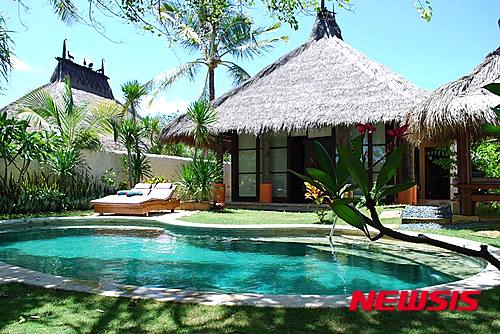 【서울=뉴시스】인도네시아 노보텔 롬복 만달리카 리조트의 프라이빗 풀 빌라와 개인 수영장. (사진=팜투어 제공)
