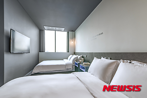 【서울=뉴시스】1일 서울 논현동에 문을 연 호텔 카푸치노의 2인용 슈퍼 트윈 룸. 널찍한 퀸 사이즈 침대를 두 사람 모두 쓸 수 있어 편리하다. (사진=호텔 카푸치노 제공) 