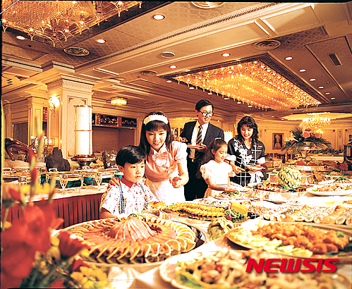 【서울=뉴시스】지난 1980년대 말 장충동 소피텔 앰배서더 호텔(현 그랜드 앰배서더 서울)의 뷔페 레스토랑(현 ‘더 킹스’) 모습. (사진=앰배서더 호텔 그룹 제공)