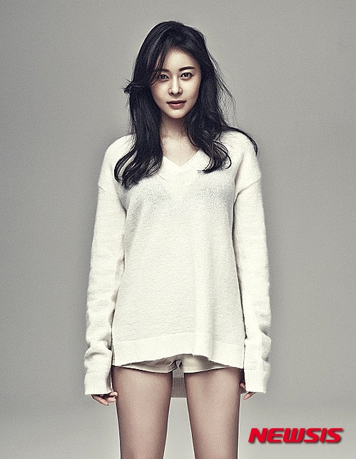 【서울=뉴시스】신진아 기자 = 허이재(28)가 영화 ‘우주의 크리스마스’(감독 김경형) 촬영에 들어갔다.&nbsp; 삶에 지친 여성이 골동품 가게를 카페로 변신시키며 겪는 기묘하고 아름다운 이야기를 담은 작품이다. 김지수, 심은진 등이 출연한다.&nbsp; 소속사 bob스타컴퍼니는 허이재의 영화 촬영 소식을 전하며 성숙한 모습의 프로필 사진을 공개했다. 자연스럽게 늘어트린 긴 곱슬 머리에 편안한 니트 차림에서 소녀와 여인의 매력이 동시에 느껴진다.&nbsp; 오랜 휴식을 접고 스크린을 통해 복귀하는 허이재는 이번 영화에서 막 사랑과 인생을 알아가며 성장하는 20대 중반의 ‘우주’ 역을 맡았다.&nbsp; 허이재는 “첫 촬영이라 긴장도 하고 부담도 되지만 좋은 작품으로 인사드릴 수 있게 돼 기쁘고 설렌다”며 “마지막까지 푹 빠져 즐겁게 촬영 했으면 좋겠다”고 바랐다.&nbsp; 한편 허이재는 2011년 1월, 가수 출신 사업가인 7세 연상의 이승우씨와 결혼했다.&nbsp; jashin@newsis.com