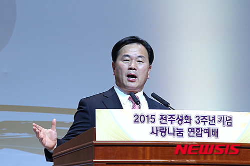 【서울=뉴시스】세계평화통일가정연합은 1일 광주 김대중컨벤션센터에서 ‘2015 천주성화 3주년 호남권 사랑나눔연합예배’를 개최했다. 사진은 유경석 가정연합 한국회장의 설교 모습. (사진=가정연합 제공)