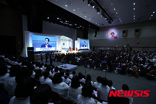 【서울=뉴시스】세계평화통일가정연합은 1일 광주 김대중컨벤션센터에서 ‘2015 천주성화 3주년 호남권 사랑나눔연합예배’를 개최했다. 사진은 이날 연합예배 모습. (사진=가정연합 제공)