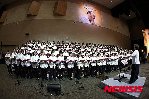 【서울=뉴시스】세계평화통일가정연합은 1일 광주 김대중컨벤션센터에서 ‘2015 천주성화 3주년 호남권 사랑나눔연합예배’를 개최했다. 사진은 연합합창단 찬양 모습. (사진=가정연합 제공)