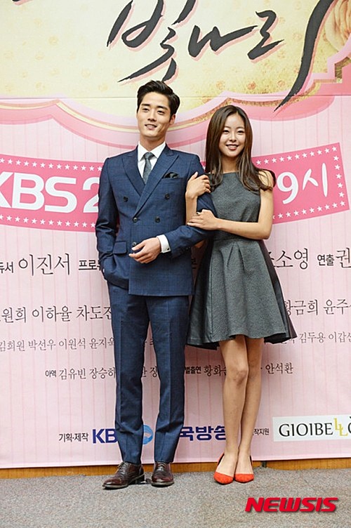 【서울=뉴시스】신효령 기자 = 탤런트 이하율(28)이 탤런트 고원희(21)와의 열애설을 부인했다.&nbsp; 이하율 소속사 엘엔지호엔터테인먼트 관계자는 "본인에게 확인한 결과 이하율과 고원희는 연인 사이가 전혀 아니다"라고 밝혔다.&nbsp; "두 사람이 함께 드라마에서 연인으로 호흡을 맞추며 친하게 지냈지만 연인으로 발전된 것은 아니다. 일부 스태프들과 함께 식사 자리를 한 것이 전부다."&nbsp; 이하율과 고원희는 KBS1 TV소설 '별이 되어 빛나리'에 윤종현과 조봉희 역으로 출연하고 있다.&nbsp; 앞서 이날 오전 이들이 2개월째 열애 중이라고 설이 나왔다. 촬영장에서는 널리 알려진 커플로 최근 서울 강남 의 음식점에서 커플 패션을 입고 식사를 하는 등 자연스럽게 데이트를 즐겼다는 것이다.&nbsp; 이하율은 2011년 MBC 드라마 '심야병원'을 통해 데뷔했다. '빠담빠담'(2012) '야경꾼 일지'(2014) '엔젤 아이즈'(2014) 등에 출연했다. 고원희는 2012년 아시아나 항공 최연소 모델로 발탁되면서 연예계에 데뷔했다. 드라마 '고양이는 있다'(2014) '너를 사랑한 시간'(2015) 등에 출연했다.&nbsp; snow@newsis.com 