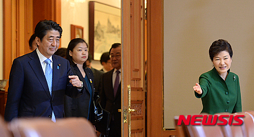 【서울=뉴시스】전진환 기자 = 박근혜 대통령이 아베 신조 일본 총리와 2일 오전 청와대에서 확대 정상회담을 위해 회의실로 입장하고 있다. 2015.11.02. amin2@newsis.com