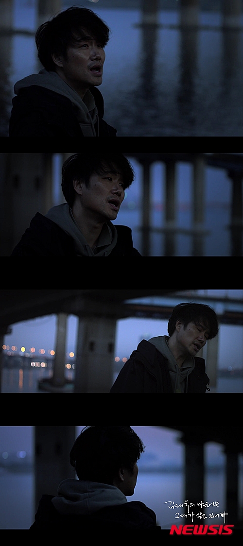 【서울=뉴시스】이재훈 기자 = 웨딩사업으로 성공한 CEO 김태욱(46)이 수트가 아닌 카고 바지를 입고 후드 티셔츠를 걸친 채 11년 만에 가수로서 무대에 올랐다. 김태욱은 2일 서울 홍대앞 롤링홀에서 열린 싱글 '김태욱의 마음에는 그대가 살고 있나봐' 쇼케이스에서 "코디네이터도 필요 없다고 했다. 그냥 내가 가지고 있는 것 중 가장 멋있는 옷을 입고 나왔다"며 쑥스러운 듯 웃었다. 1991년 가수로 데뷔해 '개꿈'으로 인기를 모은 김태욱은 다섯 장의 앨범을 냈으나 2000년 성대 신경마비 장애 판정을 받고 잠정 은퇴했다. 이후 사업가로 웨딩시장에 뛰어들어 중국을 포함한 아시아에서 통하는 기업으로 키워냈다. 이번 타이틀곡 '김태욱의 마음에는 그대가 살고 있나봐'는 자신이 이끌고 있는 회사 아이패밀리SC의 작곡가 출신 직원 이종현이 작곡하고 김태욱이 작사한 정통 발라드다. 이날 목소리 상태는 완전하지 않았으나 김태욱 특유의 내뱉는 창법은 여전했고, 한 음절 한 음절의 끝은 날카로웠다. 지금까지 5장의 앨범을 낸 김태욱은 가장 진심이 배인 앨범이라고 소개했다. "스물한살 때 데뷔를 했으니 그 때는 뭔가 보여주고 싶었다. 진정성이랄까…. 그런 부분은 별로 보이지 않았지. 이번에는 내 심정을 꾸미지 않았다. 잘 보이려고 하지 않고 있는 그대로를 담았다." 날것의 정서를 담고 싶었다는 마음이다. "오랜만에 녹음을 해보니 기계 같은 걸로 마음대로 (노래의 질을) 조정할 수 있더라. 근데 그게 MSG처럼 느껴졌다. 잘하든 못하든 기본 원칙을 지키자는 것이 내 심정이었다." 특히 사장과 직원이 협업해서 만든 곡이라는 점에 큰 의미를 부여했다. "우리 회사에 작곡자의 꿈을 안고 상경했는데 이런 저런 이유로 작곡자가 되지 못하고 7년 전에 입사를 해서 차장까지 승진한 친구가 있다. 이 친구랑 저녁 술자리에서 꿈 이야기를 하다가 그의 히스토리를 듣고 술 한 잔한 김에 '그래, 나중에 보자'고 말한 것이 계기가 됐다"고 전했다. 심신이 힘들 때 음악이 위로가 돼 준 것이 반영이 됐다. "외부에서 볼 때는 성공한 벤처 사업가다. 유명한 여배우(채시라)랑 결혼해서 살고. 그러다 보니 밖으로 표현되는 것이 행복하고 사업 잘 하는 그런 모습이다. 하지만 지난 여름부터 정신적인 맷집이라고 할까, 그런 부분과 체력이 안 좋았다. 병원에 가도 재충전이 되지 않고. 배터리가 다 닳은 거다." 앞서 김태욱은 이미 고생을 했다. 1998년 병원에서 성대 마비로 말을 못하게 될 것이라는 진단과 함께 성대를 따라 다른 부분에도 마비가 오리라는 판정을 받은 그는 2000년 채시라와 결혼한 뒤 웨딩 사업으로 제2의 인생을 설계했다. "그 때도 고생을 많이 했는데 그 때 이상으로 이번 여름에 많이 힘들었다. 회사의 비전을 세우면서 책임감과 무게감도 더 들고. 내가 상처나 그런 것에 약한가 보더라. 병원에 가보니 3, 4개월 간 무리를 해서 대장 혈관이 다 터졌다고 했다. 방황도 많이 했다. 퇴근하다고 하면서 속초에 가고 한강에서 헤매기도 하고." 그런데 어느날 라디오에서 흘러나온 가수 김현식(1958~1990)의 '내 사랑 내 곁에'가 빛이 됐다. "목소리를 잃은 후로 음악과 애써 이별했다. 사랑할 수 없는 여자 같은 것이니 내 마음에서 버렸다. 그런데 김현식 선배의 '힘겨운 날에 너마저 떠나면 비틀거릴 내가 안길 곳은 어디에'를 듣는 순간 위로가 되더라. 이열치열이라고, 아픈 것보다 더 아픈 노래를 들으니 위로가 됐다. 치유가 되는 것 같고. 그러면서 음악이라는 것에 대해 새로 마음을 열게 됐다. 음악에는 의학이나 과학으로 풀지 못하는 위대한 힘이 있다." 이번 싱글에 커플링 곡으로 함께 실린 연주곡 '속초에서 만들었던 노래'는 방황하던 김태욱이가 어느날 속초에서 소주를 마신 뒤 취했을 때 자신 안에 있는 '진짜 김태욱'을 만나 만든 노래다. "내 안의 김태욱이는 행복하지 않더라. 삐친 모습으로, 화가 난 모습으로 보고 있더라. 16, 17년 만에 현실의 김태욱과 대화를 하니 노래를 하고 싶다고 하더라. 목소리에 장애가 있지만 이 노래로 가요계에 도전하는 것이 아닌, 나도 누군가에게 비타민이 되는 노래를 만들었으면 했다." 유독 '자신은 한 물 간 가수'라는 말을 수차례 되뇌인 그는 "지금은 목소리가 많이 나아져서 20% 정도 회복했는데 내가 좋아하고 의미가 있는 일에 도전하는 모습이 다른 사람들에게도 역시 비타민처럼 됐으면 한다"고 바랐다. 노래 제목 속 그대는 채시라(47)를 특정한 것은 아니다. "채시라가 노래에 스며들면 힘들다"면서 "(채시라가) 예전에 했던 노래는 마니아 쪽 음악이라고 했는데 이번 노래는 더 많은 사람들이 좋아할 수 있겠다고 했다"며 즐거워했다. 결국 '그대'는 "꿈꾸고 있고 해보고 싶은데 하지 못하는 간절함을 담은 것"이라며 "어느 상황에 대한 팩트가 아니라 자기 마음 속에 생각나는 그 사람"이라고 전했다. 11년 만에 발매한 앨범 '담백하라'에 실린 '아빠의 자장가' 속 주인공인 딸로 인해 음원으로 음악이 유통되는 구조를 명확히 알았다는 그는 이번 곡은 이벤트가 아니라며 "앞으로 라이브 공연도 많이 하고, 진정성을 담을 곡이 있으면 또 앨범도 낼 것"이라고 예고했다. 자신이 앨범을 낸다는 인터넷 기사 댓글의 악플 중 다른 건 신경이 쓰이지 않았지만 '장애인이 무슨 앨범을 내냐'는 비아냥에는 가슴이 아팠다. "처음엔 마음이 아팠다. 그런데 반대로 생각해보니, 연습을 해서 이걸 개성으로 승화시켜야겠다는 생각이 들더라. 그런 소리 안 듣도록 더 열심히 하고 싶다." 앨범을 낸다는 소식을 듣고 TV 예능프로그램에서 연락이 많이 왔지만 "예전 최고의 스타는 가수였는데 이제 TV를 보니 노래는 본인의 캐릭터를 알리기 위해 만드는 것 같다"며 "이 시대 트렌드라 욕할 수는 없지만 가수의 자존심이 무너진 것 같아 쪽팔린다"고 여겼다. "차라리 그렇게 (방송활동을) 하지 말고 15세 때 밴드 활동을 했던 방식으로 라이브 무대에 많이 서고 기본 원칙, 즉 음악에서 벗어나는 건 하지 말자는 생각이다. 숨은 곳에서 라이브를 많이 할 거다. 그리고 회사 밑에 직원들이 사용하는 카페가 있는데 그곳을 라이브홀로 만들 생각이다. 회사 라이브 밴드 동아리가 공연할 수 있고, 인디 밴드 중에서 진정성이 있지만 무대에 서지 못하는 친구들도 세우고 싶다. 그런 것이 진정한 소통이 아닌가 싶다. 내가 할 수 있는 역할, 선배로서 그런 활동을 할 예정이다. 원칙을 벗어나지 않고 내 안의 김태욱의 모습을 기록해 소통을 통해서 진정성을 찾고 싶다." '김태욱의 마음에는 그대가 살고 있나봐'의 첫 노랫말은 "김현식의 노래에는 그대가 살고 있나봐"다. "어제(11월1일)가 김현식 선배님 25주기였다. 노래를 내기 전에, 이제는 신비주의에 싸여 있는 (김현식과 전성기를 함께 한 동아기획 대표) 김영 사장님을 찾아갔다. 그게 예의라고 생각했다. 근데 이제는 선배님의 기일을 조용히 넘긴다고 하더라. 이번 곡이 김현식 선배님을 추모를 하거나 기리는 곡은 아니지만…. 전인권 선배님도 최근 활동을 많이 하고. 그 분들을 그리워하는 대중이 여전히 있을 텐데 이런 곡도 있다는 걸 알려주고 싶다." realpaper7@newsis.com