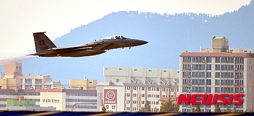 【광주=뉴시스】류형근 기자 = 전투기 훈련 중 발생하는 소음으로 인해 공군과 주민이 갈등을 빚고 있는 가운데 2일 오후 광주 광산구 제1전투비행단에서 실시된 한미 공군 연합훈련(Vigilant ACE), 공군 전투기가 출격을 하고 있다. 2015.11.02.&nbsp; hgryu77@newsis.com