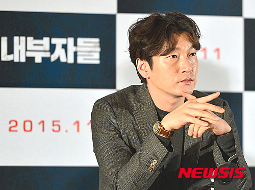 【서울=뉴시스】김동민 기자 = 배우 조승우가 2일 오후 서울 중구 메가박스 동대문에서 열린 영화 ‘내부자들(감독:우민호)’ 기자간담회 겸 언론시사회에 참석해 취재진 질문을 경청하고 있다.&nbsp; 윤태호 작가의 웹툰 ‘내부자들’을 바탕으로 한 영화 ‘내부자들’은 범죄드라마 장르로 개봉은 오는 19일이다. 2015.11.02.&nbsp; life@newsis.com 