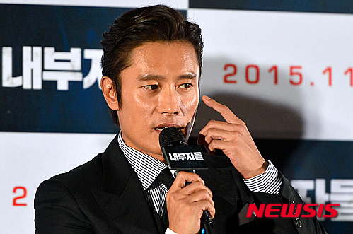 【서울=뉴시스】김동민 기자 = 배우 이병헌이 2일 오후 서울 중구 메가박스 동대문에서 열린 영화 ‘내부자들(감독:우민호)’ 기자간담회 겸 언론시사회에 참석해 취재진 질문에 답하고 있다.&nbsp;&nbsp; 윤태호 작가의 웹툰 ‘내부자들’을 바탕으로 한 영화 ‘내부자들’은 범죄드라마 장르로 개봉은 오는 19일이다. 2015.11.02.&nbsp; life@newsis.com 