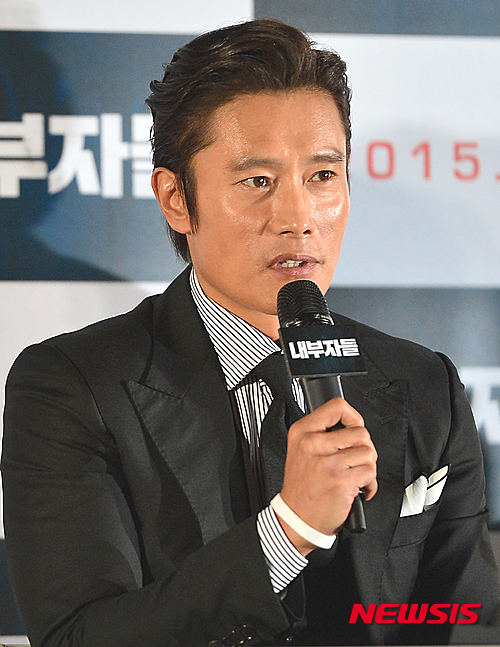 【서울=뉴시스】김동민 기자 = 배우 이병헌이 2일 오후 서울 중구 메가박스 동대문에서 열린 영화 ‘내부자들(감독:우민호)’ 기자간담회 겸 언론시사회에 참석해 취재진 질문에 답하고 있다.&nbsp;&nbsp; 윤태호 작가의 웹툰 ‘내부자들’을 바탕으로 한 영화 ‘내부자들’은 범죄드라마 장르로 개봉은 오는 19일이다. 2015.11.02.&nbsp; life@newsis.com 