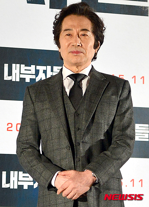 【서울=뉴시스】김동민 기자 = 배우 백윤식이 2일 오후 서울 중구 메가박스 동대문에서 열린 영화 ‘내부자들(감독:우민호)’ 기자간담회 겸 언론시사회에 참석해 포토타임에 포즈를 취하고 있다.&nbsp; 윤태호 작가의 웹툰 ‘내부자들’을 바탕으로 한 영화 ‘내부자들’은 범죄드라마 장르로 개봉은 오는 19일이다. 2015.11.02.&nbsp; life@newsis.com 