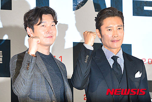 【서울=뉴시스】김동민 기자 = 배우 조승우와 이병헌(오른쪽)이 2일 오후 서울 중구 메가박스 동대문에서 열린 영화 ‘내부자들(감독:우민호)’ 기자간담회 겸 언론시사회에 참석해 포토타임에 포즈를 취하고 있다.&nbsp; 윤태호 작가의 웹툰 ‘내부자들’을 바탕으로 한 영화 ‘내부자들’은 범죄드라마 장르로 개봉은 오는 19일이다. 2015.11.02.&nbsp; life@newsis.com 