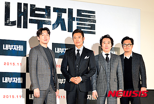 【서울=뉴시스】김동민 기자 = 우민호(오른쪽부터)감독, 배우 백윤식, 이병헌, 조승우가 2일 오후 서울 중구 메가박스 동대문에서 열린 영화 ‘내부자들(감독:우민호)’ 기자간담회 겸 언론시사회에 참석해 포토타임에 포즈를 취하고 있다.&nbsp; 윤태호 작가의 웹툰 ‘내부자들’을 바탕으로 한 영화 ‘내부자들’은 범죄드라마 장르로 개봉은 오는 19일이다. 2015.11.02.&nbsp; life@newsis.com 