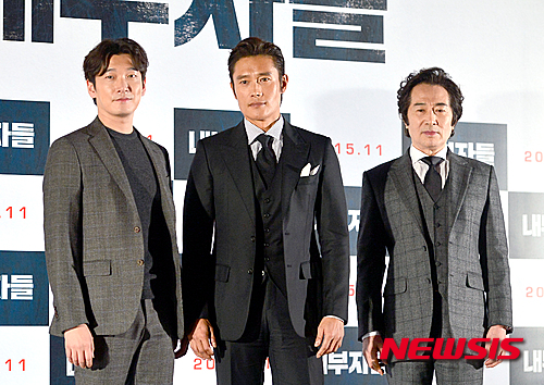 【서울=뉴시스】김동민 기자 = 배우 백윤식(오른쪽부터), 이병헌, 조승우가 2일 오후 서울 중구 메가박스 동대문에서 열린 영화 ‘내부자들(감독:우민호)’ 기자간담회 겸 언론시사회에 참석해 포토타임에 포즈를 취하고 있다.&nbsp; 윤태호 작가의 웹툰 ‘내부자들’을 바탕으로 한 영화 ‘내부자들’은 범죄드라마 장르로 개봉은 오는 19일이다. 2015.11.02.&nbsp; life@newsis.com 