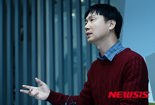 【서울=뉴시스】박문호 기자 = 내비게이션 애플리케이션 김기사를 운영하는 록앤올 박종환 공동대표가 3일 오전 서울 강남구 테헤란로 록앤올에서 SK플래닛의 'T맵' 지식재산권 침해 중단 요구에 대한 긴급 기자회견을 하고 있다.&nbsp; 록앤올은 "2011년 1월 SK M&C(현 SK플래닛)의 제안으로 T맵 전자지도 사용계약을 체결한 뒤 SK M&C는 세 차례 일방적으로 지도제공 중단하겠고 해, 2012년과 2013년에 각각 2.5배, 3.75배로 사용료를 인상했다"며 "반복적 지도 공급 중단에 대한 압박으로 2015년 7월부터 자체 구축한 지도로 교체 서비스했기에 T맵 전자지도 데이터베이스(DB) 무단사용하지 않았고 지식재산권 침해 사실도 없다"고 밝혔다. 2015.11.03.&nbsp; go2@newsis.com 